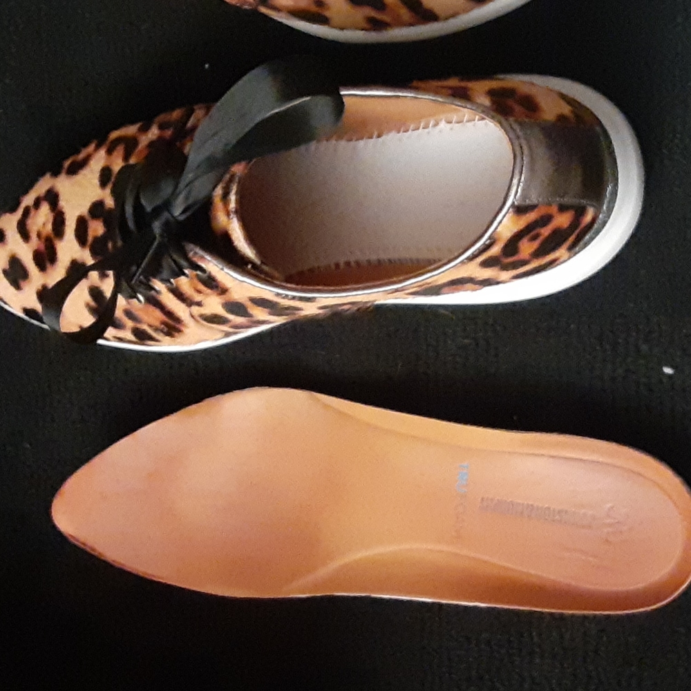 Johnston & Murphy Leopard Print Sneakers with Black Accents - Picture 9 of 10